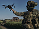 Ukrajinský voják vypouští dron nedaleko Bachmutu (17. srpna 2023)