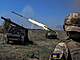 Ukrajintí vojáci pálí z malých raketových systém na ruské vojáky poblí...