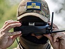 Záporoská fronta. Ukrajinský voják s brýlemi pro ovládání FPV dronu (17. srpna...