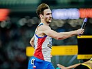 Matj Krsek pedává bhem finále smíených tafet na 4x400 metr na mistrovství...