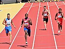 Sprinter Ondej Macík (vlevo) v rozbhu na 200 metr na MS v Budapeti.