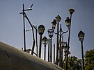 Kritof Kintera socha a výtvarník navrhl okolí Dvoreckého mostu vetn lampy a...