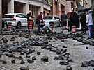 P�ívalový dé�� vyplavil �ást dla�by z ulice Moravská v Karlových Varech. (15....