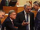 Ministr spravedlnosti Pavel Blaek (v pozadí) a senátor Jií unek na schzi...