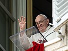 Pape Frantiek vede modlitbu ze svého okna ve Vatikánu. (27. srpna 2023)