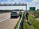 Opilou jednaticetiletou cyklistku jedoucí po dálnici zastavili policisté...