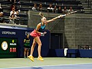 eská tenistka Petra Kvitová podává v prvním kole US Open.