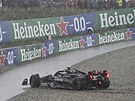 Ani Lewis Hamilton se nedokázal v mokrých podmínkách udret na trati okruhu...