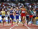 Mohamed Katir vyhrává svj rozbh na 5000 metr. Jako tetí dobíhá obhájce...