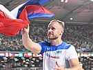 Bronzový Jakub Vadlejch pebírá eskou vlajku po otpaském finále na...