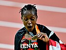 Míla�ka Faith Kipyegonová zkoumá u� t�etí zlatou medaili, kterou na sv�tových...