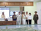 Severokorejský vdce Kim ong-un (3. zleva) v doprovodu své dcery (2. zprava)...