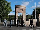 Stráníci ped vchodem na Serafimovský hbitov v ruském Petrohrad (29. srpna...