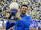 Novak Djokovi s trofejí pro vítze turnaje v Cincinnati