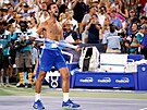 Novak Djokovi slaví zisk titulu na turnaji v Cincinnati.