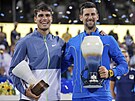 Carlos Alcaraz (vlevo) a Novak Djokovi po finálové bitv na turnaji v...