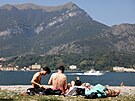 Lidé odpoívají bhem vlny veder v italském Bellagiu u jezera Como.