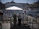 Lidé ekají na trajekt v Marseille na jihu Francie (23. srpna 2023)