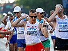 Polský chodec Artur Brzozowski se ochlazuje bhem závodu na 35 km na...
