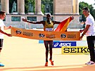 Uganan Victor Kiplangat dobíhá do cíle maratonu na mistrovství svta v...
