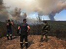 etí hasii pozorují poáry v národním parku Dadia. (21. srpna 2023)