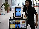 Robotická recepní s obrázky ínského prezidenta Si - Svtová konference robot...