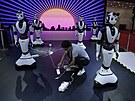Mu nabíjí roboty ped jejich tanením vystoupením - Svtová konference robot...