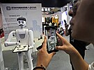 Mu si nahrává robota, který je schopen kreslit portréty - Svtová konference...