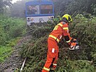 Dr�n� hasi�i likviduj� n�sledky bou�e na �eleznici. (27. srpna 2023)