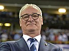 Trenér Leicesteru Claudio Ranieri se usmívá, jeho tým v klubové premiée Ligy...