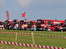 Letit na okraji Pibyslavi zaplnily moderní hasiské automobily i unikátní...