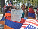 Protestovalo se i ped sídlem OSN v New Yorku. (19. srpna 2023)