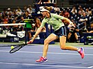 panlka Cristina Bucsaová dobíhá míek bhem prvního kola US Open.