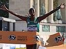 Etiopská maratonkyn Amane Beriso Shankuleová si dobíhá pro zlatou medaili na...