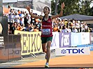 Fatima Gardadiová dobíhá do cíle maratonu na atletickém MS v Budapeti na...