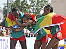 Vyerpanou etiopskou maratonkyni Yalemzerf Yehualawovou odvádjí její krajanky...