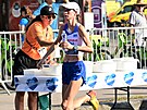 eská maratonkyn Moira Stewartová se oberstvuje bhem závodu na atletickém...