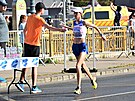 eská maratonkyn Moira Stewartová se oberstvuje bhem závodu na atletickém...