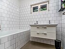 Hlavní koupelna disponuje vanou a jednoduchou závsnou skíkou s prostorným...
