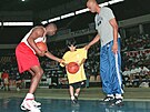 Americké basketbalové legendy Earvin "Magic" Johnson (vlevo) a Kareem Abdul...