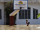 Váe pro basketbal u Filipínc nezastaví ani asté povodn.