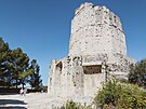 Dominantou kopce nad mstem Nîmes je Velká v (Tour Magne), která bývala...