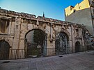 Ve mst se nachází také dv antické brány: Porte Auguste (na snímku) a Porte...