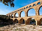 Voda sem putovala z okolních kopc asi 50 km pes akvadukt Pont du Gard,...