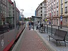 Tramvajov� ostr�vek na Biskupcov� je roz���en na dvojn�sobek.