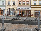 V historickém centru Hradce Králové dlníci opravují vodovod a kanalizaci. (9....