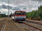 Motorový vz ady 811SK objídí soupravu ve stanici Dolní Bousov