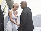 Bianca Censori a Kanye West (ím, 7. srpna 2023)