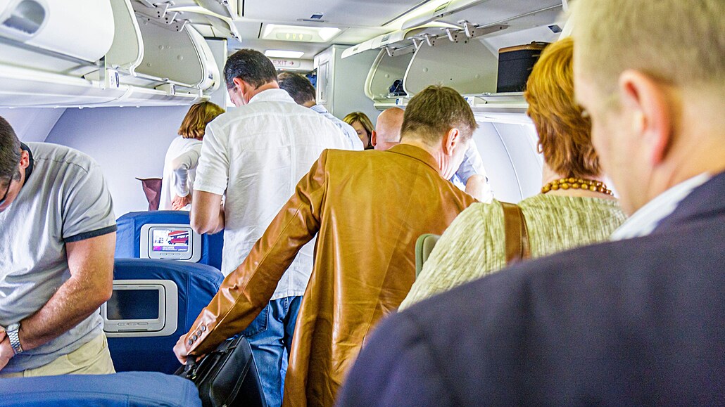 Pasaéi by za sebou pi výstupu nemli zanechávat odpadky, zavazadla a...