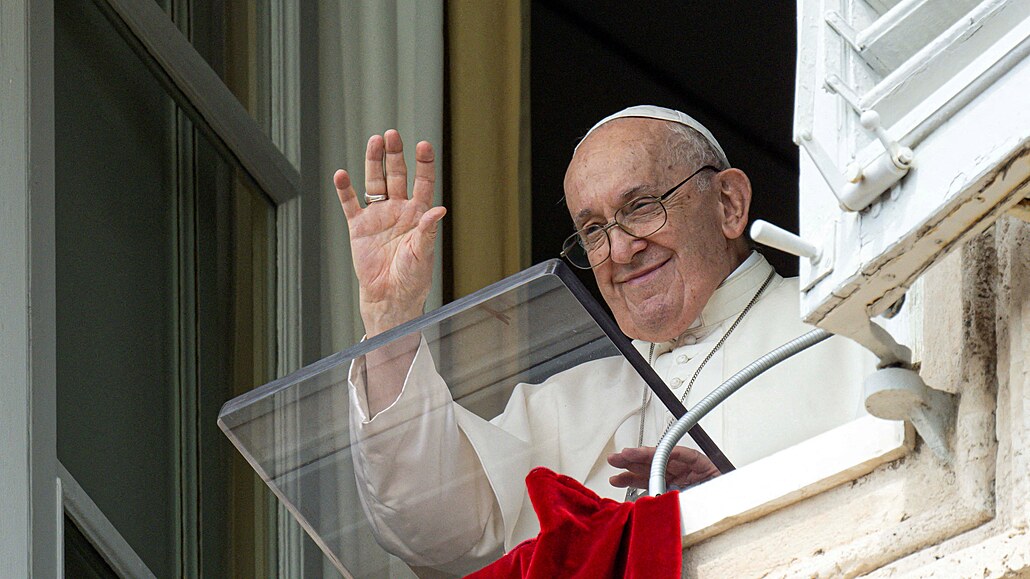 Papež František vede modlitbu ze svého okna ve Vatikánu. (27. srpna 2023)